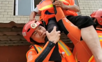 “坐我肩膀”！消防员以肩为椅救助被困老人