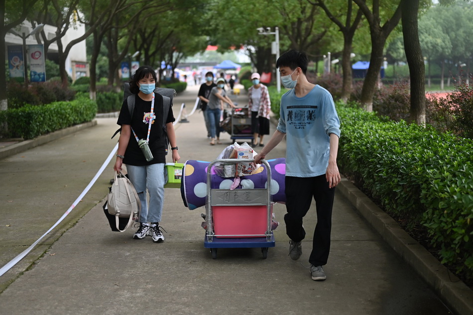 2020年7月10日，武汉睿升学校，老师帮助学生托运行李。