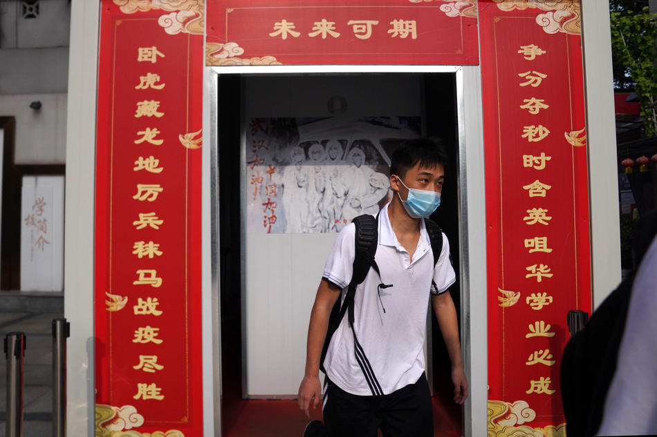 2020年7月10日，武汉市第六十八中学，走出测温通道的学生，测温通道上贴着红红的对联。