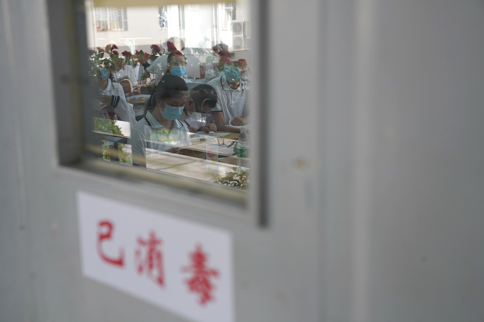 2020年7月10日，武汉市第六十八中学，开学前，学校组织了无死角消毒，确保学生的安全。