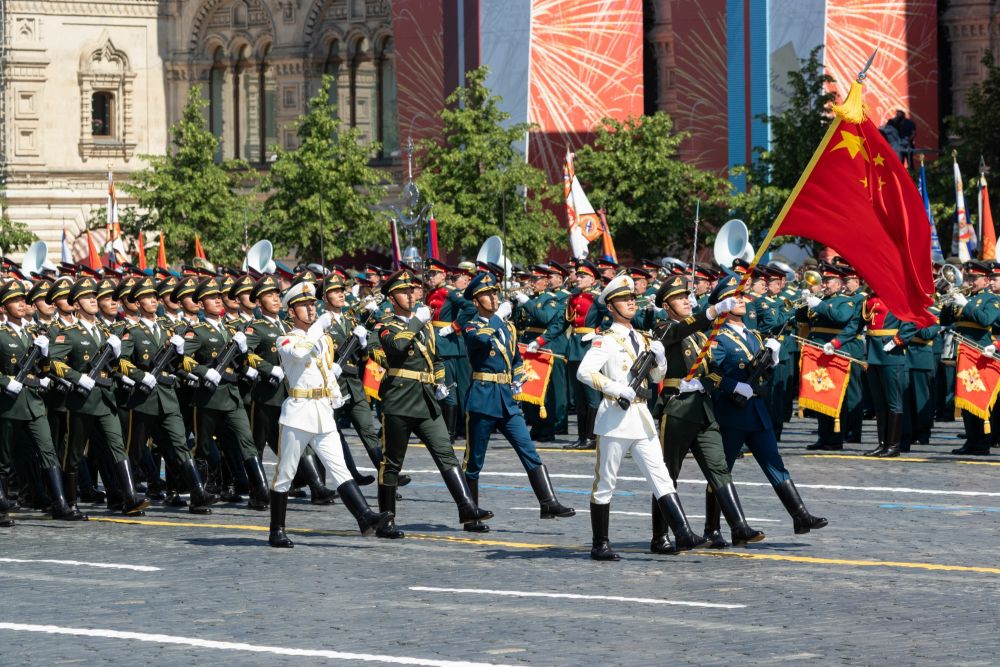 2020年6月24日，中国人民解放军仪仗方队参加在俄罗斯莫斯科红场举行的纪念卫国战争胜利75周年阅兵式。 新华社记者 白雪骐 摄