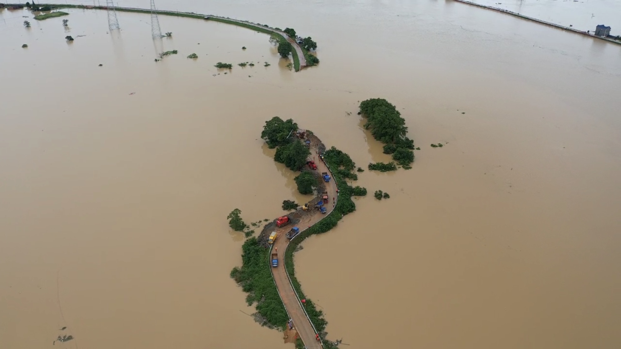 江西鄱阳湖升级洪水红色预警,抗洪抢险正在进行