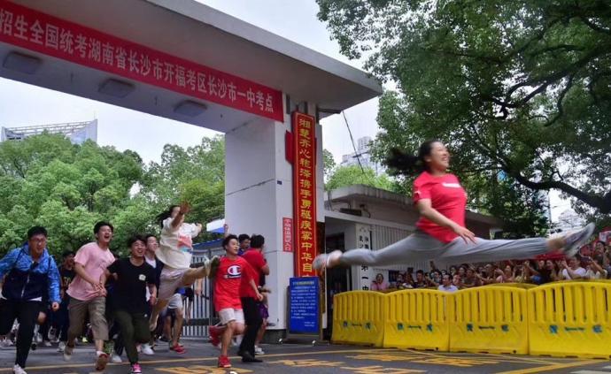 “开心到劈叉”的高考生学健美操十年：曾获世界亚军