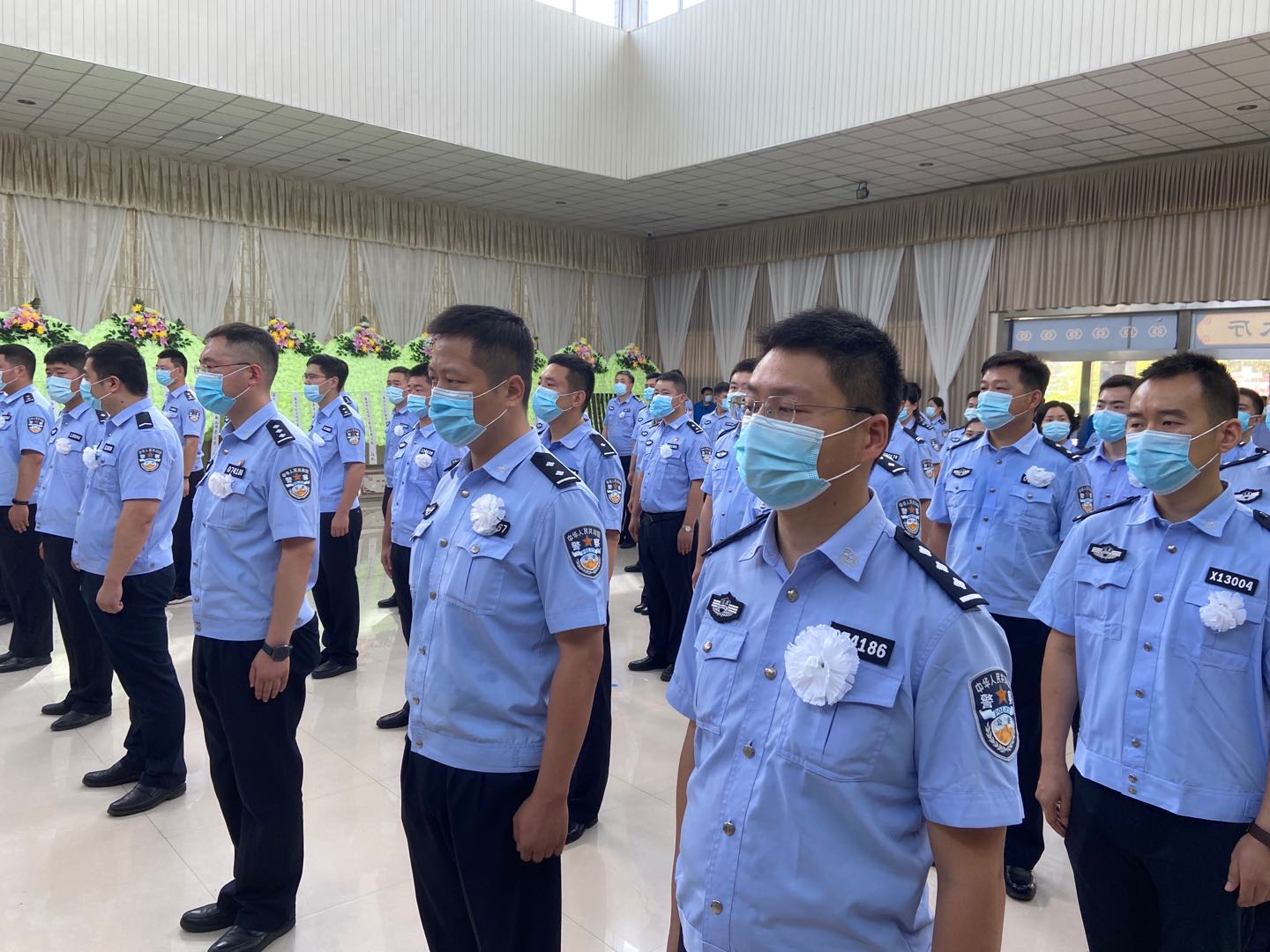 7月8日上午，淮安市公安局为两名警务人员举办追悼会，千余人送行。