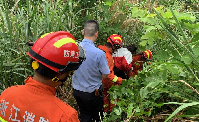 4名驴友雨后进山游玩，民警消防上山搜救