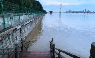 直击洪峰过境南昌城区：亚洲最大音乐喷泉群被淹没