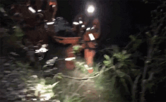 昆明河水暴涨22名驴友迷路被困，消防摸黑紧急救援