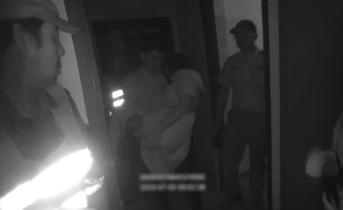 女子與男友吵架欲跳樓,民警苦勸3小時終救下