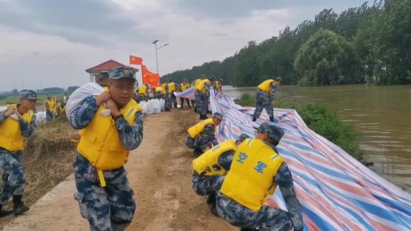 九江江洲暴雨水位超警戒线2.91米，驻浔空军部队驰援