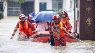 鄱阳湖都昌站超警逼近历史最高水位，全县64座圩堤陆续进洪