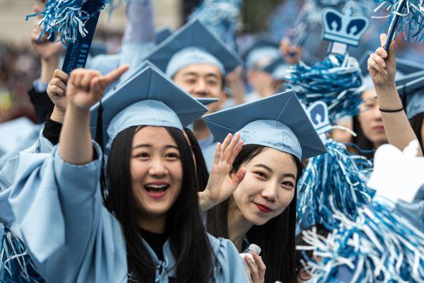 资料图 哥伦比亚大学毕业典礼上的中国留学生。