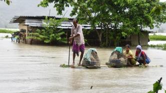 印度东北部连日暴雨：逾百万居民离家至少42死