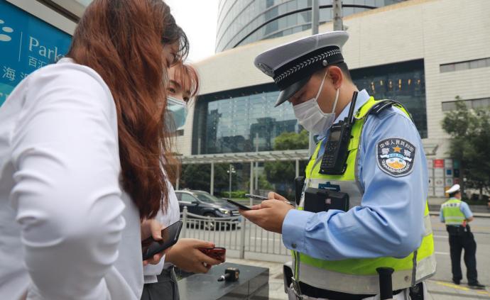 乱穿马路罚20，上海交通“新政”执行首日已有罚单