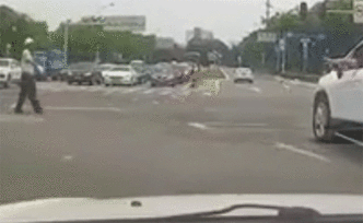 最美车窗抛物，宁波一司机经过路口向交警扔出两瓶矿泉水