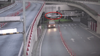 醉汉开专项作业车撞坏上海限高牌，弃车逃至断头路被抓