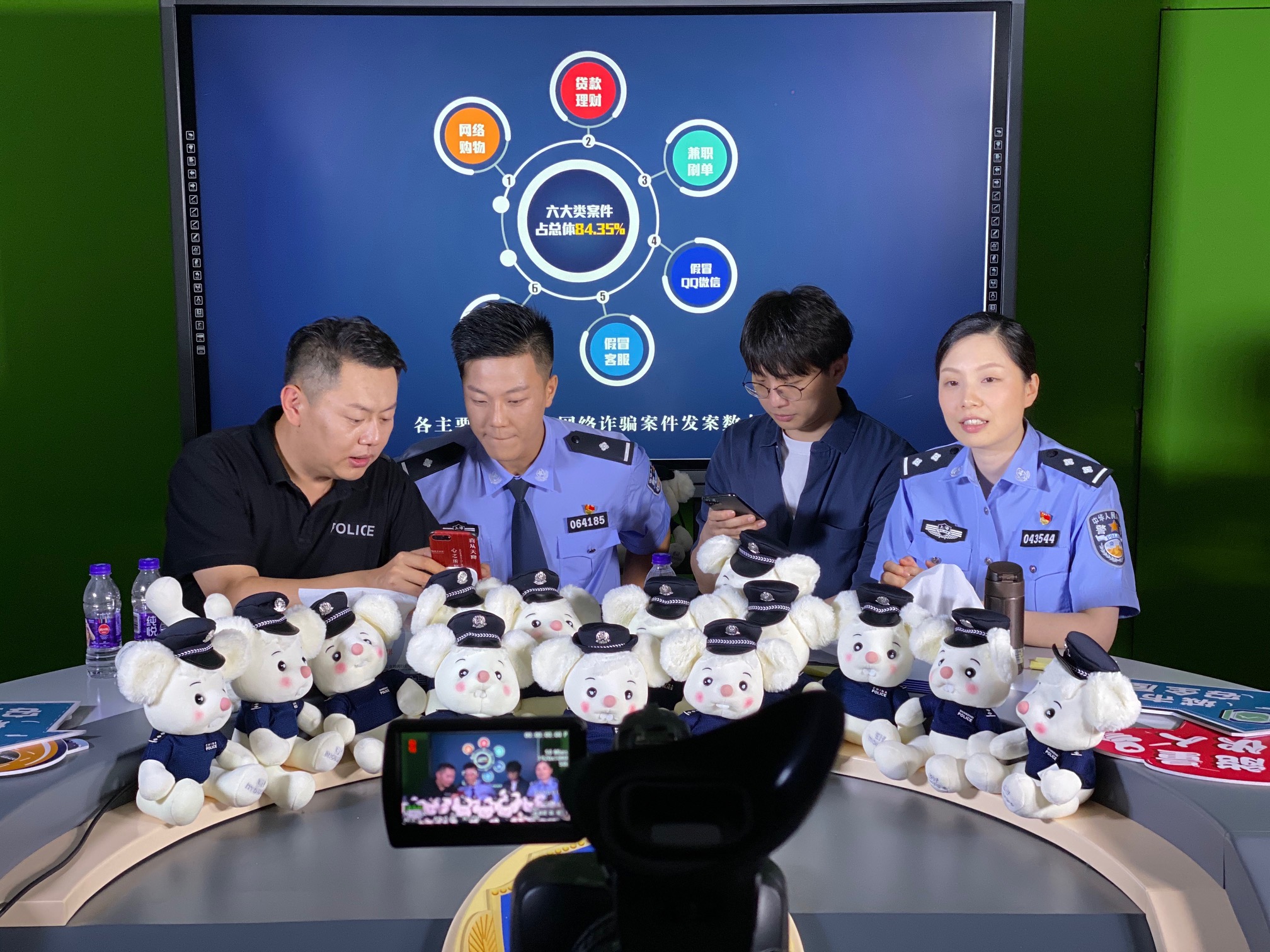 2020年7月13日晚，在上海闵行公安分局融媒体中心演播室，一场特殊的“平安指数”发布直播正在进行。澎湃新闻记者 俞凯 图