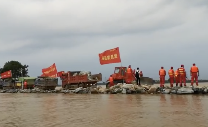 鄱陽問桂道圩堤決口預(yù)計今夜合龍