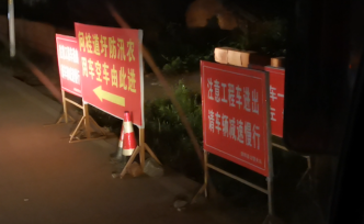 夜访鄱阳决堤口唯一输送通道：两边水漫民房，通行全靠车灯