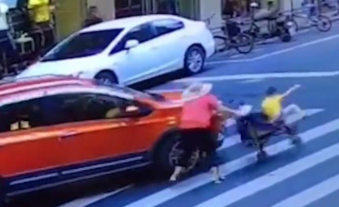 家长推婴儿车过斑马线一车突然冲撞，娃180度空中旋转