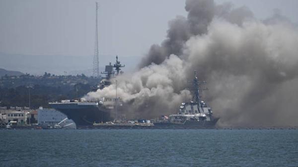 美军舰燃烧超30小时仍未扑灭，恐无法修复