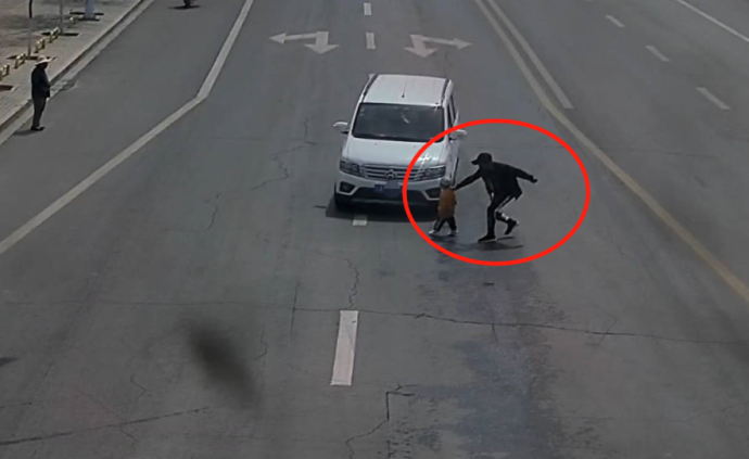 爺爺帶孫女橫穿馬路,女童折返被撞飛