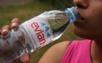 法国依云矿泉水在瑞士被检测出杀菌剂残留，回应称未超标