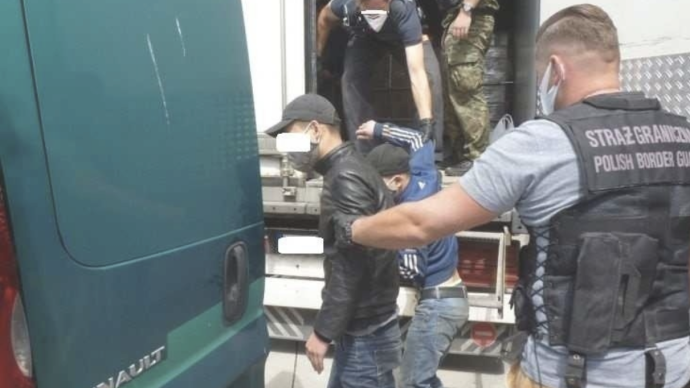 7名越南偷渡客藏身波蘭冷凍貨車被發現,最小僅15歲