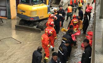 四川德格：河水倒灌民房被淹，多部门参与救援