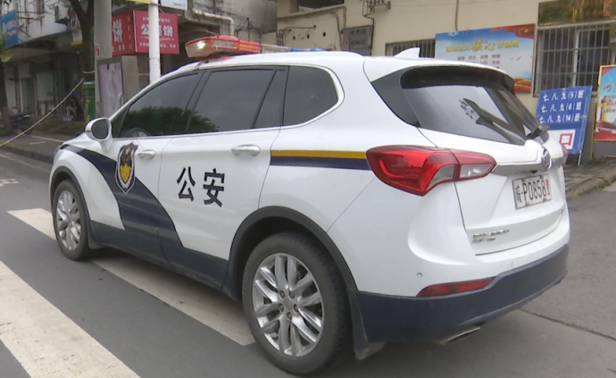 老师求助说有中考生等不到车，民警直接开警车去接