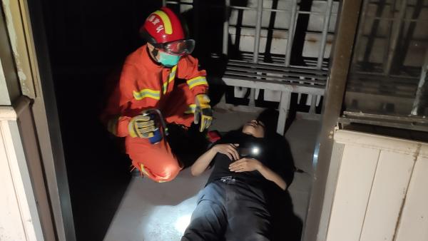 广东河源一男子从电视塔坠下，消防员破门营救