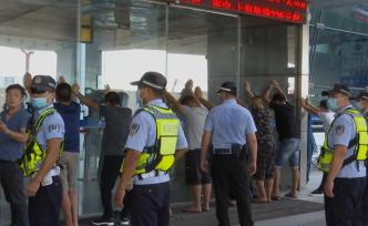 机场外兜客揽客，警方抓获23名“黄牛”