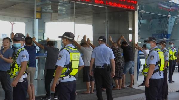 机场外兜客揽客，警方抓获23名“黄牛”