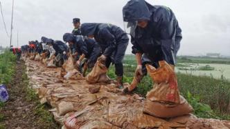 长江安徽铜陵段连日来水位上涨，公安组织警力转移江心洲群众