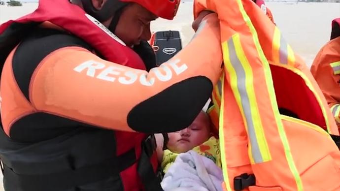 抗洪救援现场，消防员当起临时奶爸