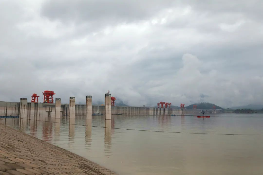 三峡大坝上游   莫祖凤 图