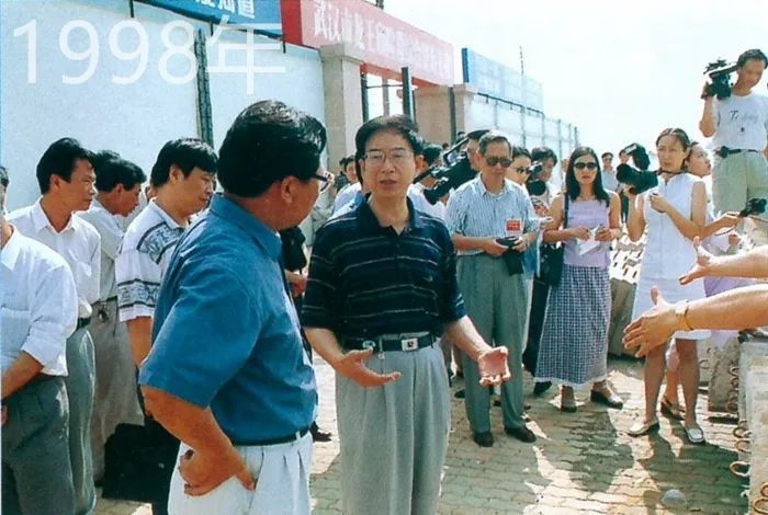 时任长江委主任黎安田(中),时任武汉市副市长涂勇在龙王庙险段综合