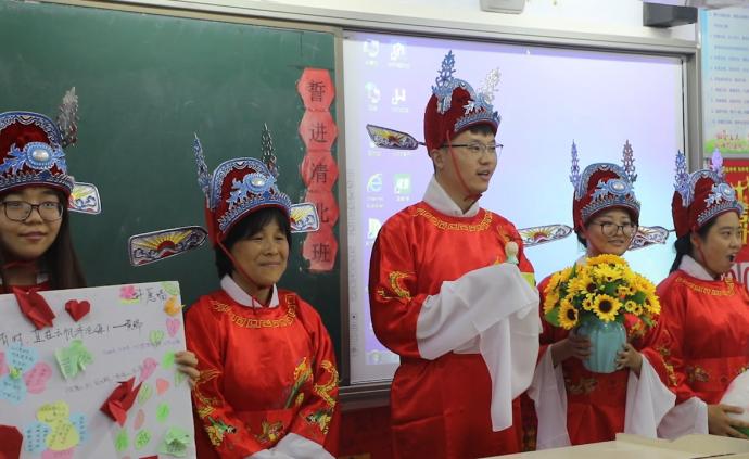 衡水初三老師穿狀元服為中考生送祝福