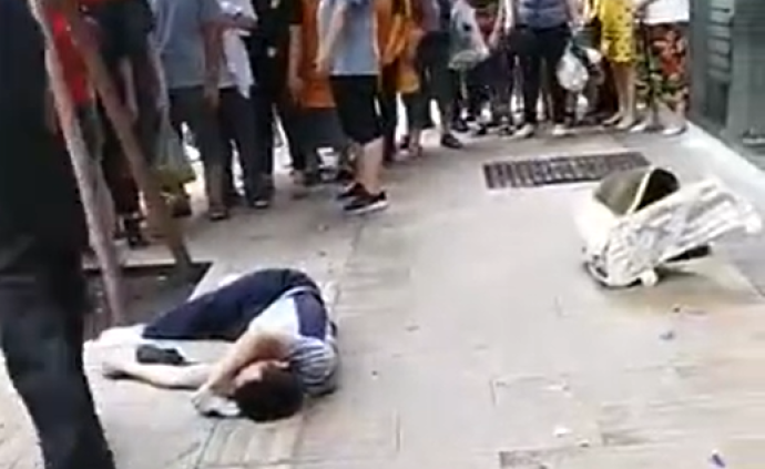 安装时空调外机不慎从19楼坠落，砸中一过路行人