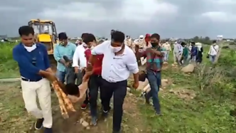 耕地遭警方破坏，印度夫妇服下农药自杀抗议