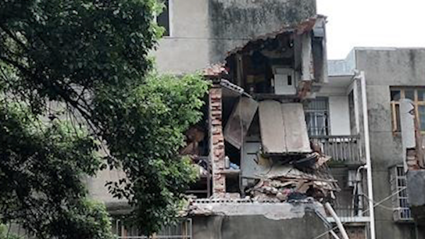 荆州一居民家液化气爆炸致墙体坍塌，已疏散20户居民