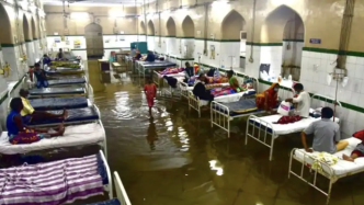 印度一新冠定点医院因暴雨被淹，病房积水没过脚踝