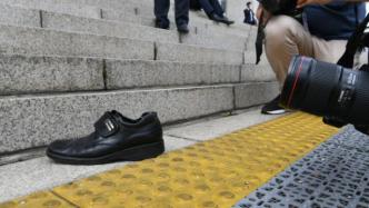 文在寅國會大廈外遭扔鞋抗議，肇事男子被捕