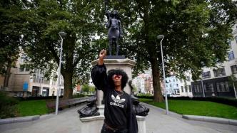 英国城市竖新雕像：非裔示威者取代奴隶主