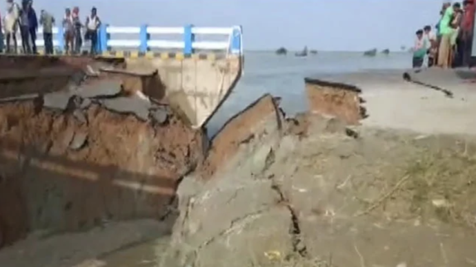 通车仅29天，印度造价2亿大桥遭洪水冲垮