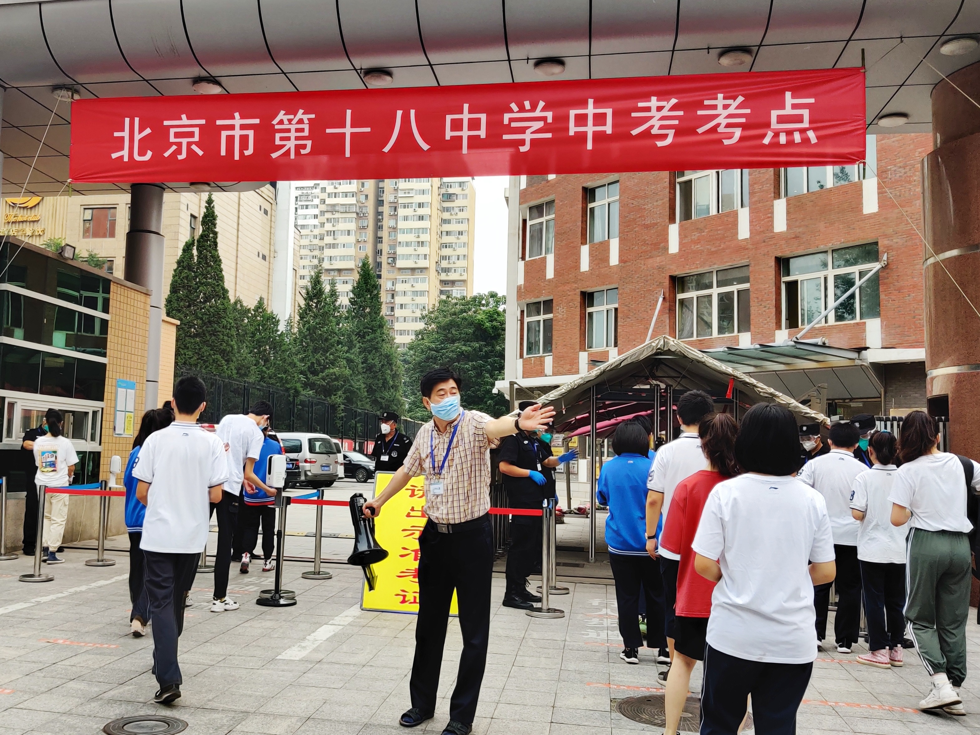 7月17日7:30，北京市第十八中学考点考生开始进场。本文图片均为澎湃新闻记者  程婷  图