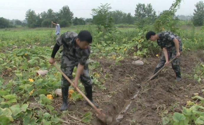 结束高考00后上大堤防汛:年轻人要有担当