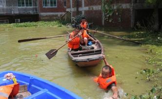 江西鄱阳： 一家五口被洪水围困，火箭军爬窗救援
