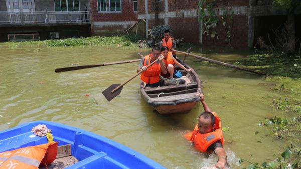 江西鄱阳： 一家五口被洪水围困，火箭军爬窗救援