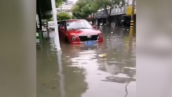 安徽当涂县24小时降水量全国第一，内涝严重临街商铺被淹