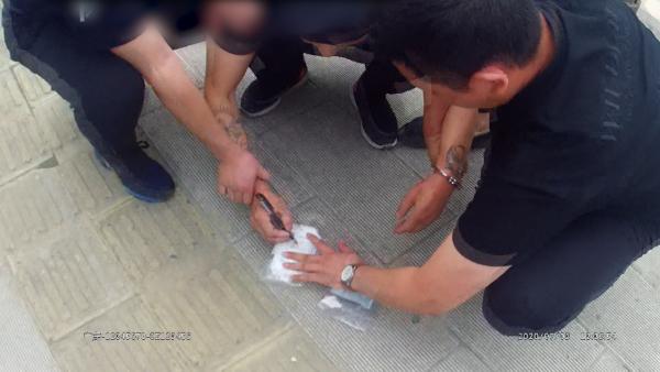 十堰警方捣毁一10人贩毒团伙，抓捕视频曝光